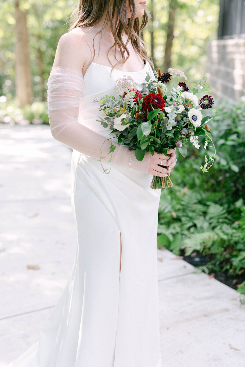 bride holding bouquet  knoxville tennessee wedding photographer
