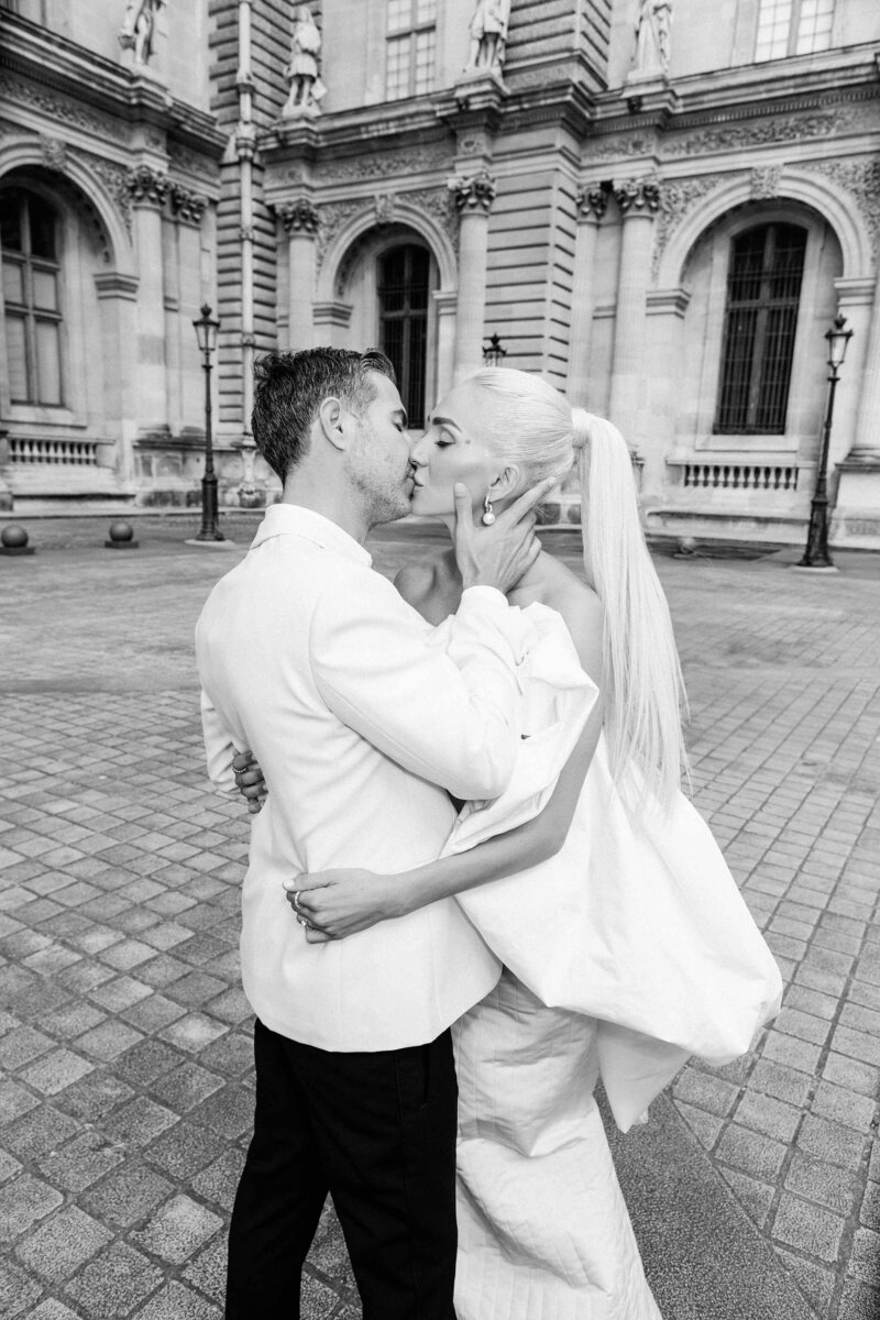 couple photoshoot in paris france 19