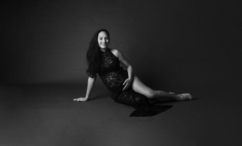 Future maman, séance grossesse portrait studio, noir et blanc, robe dentelle