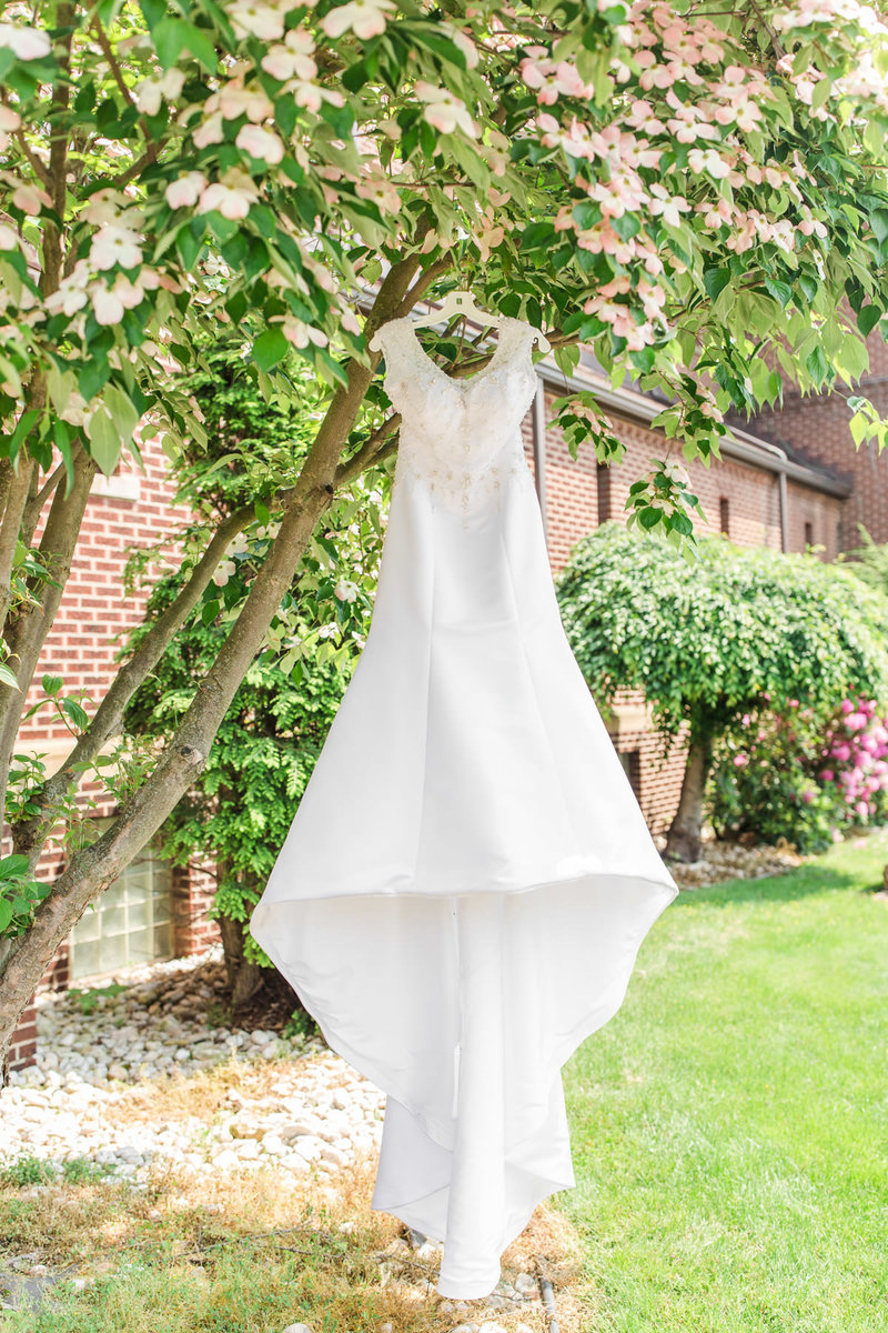 Classic-spring-St- Francis-church-tornto-ohio-wedding-2