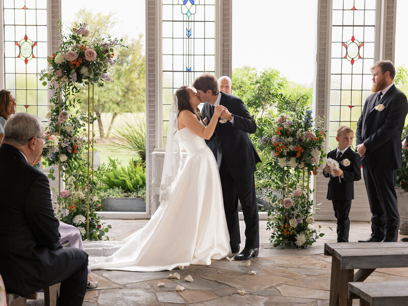 first-kiss-at-gruene-estate
