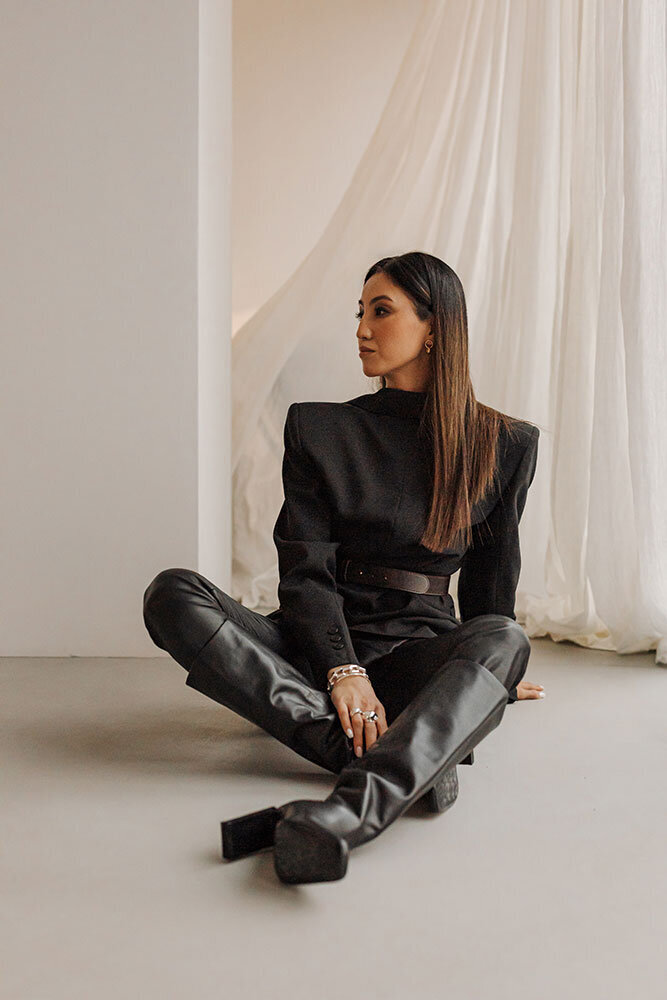 kaboompics_chic-in-leather-elegant-boots-and-accessories-36878