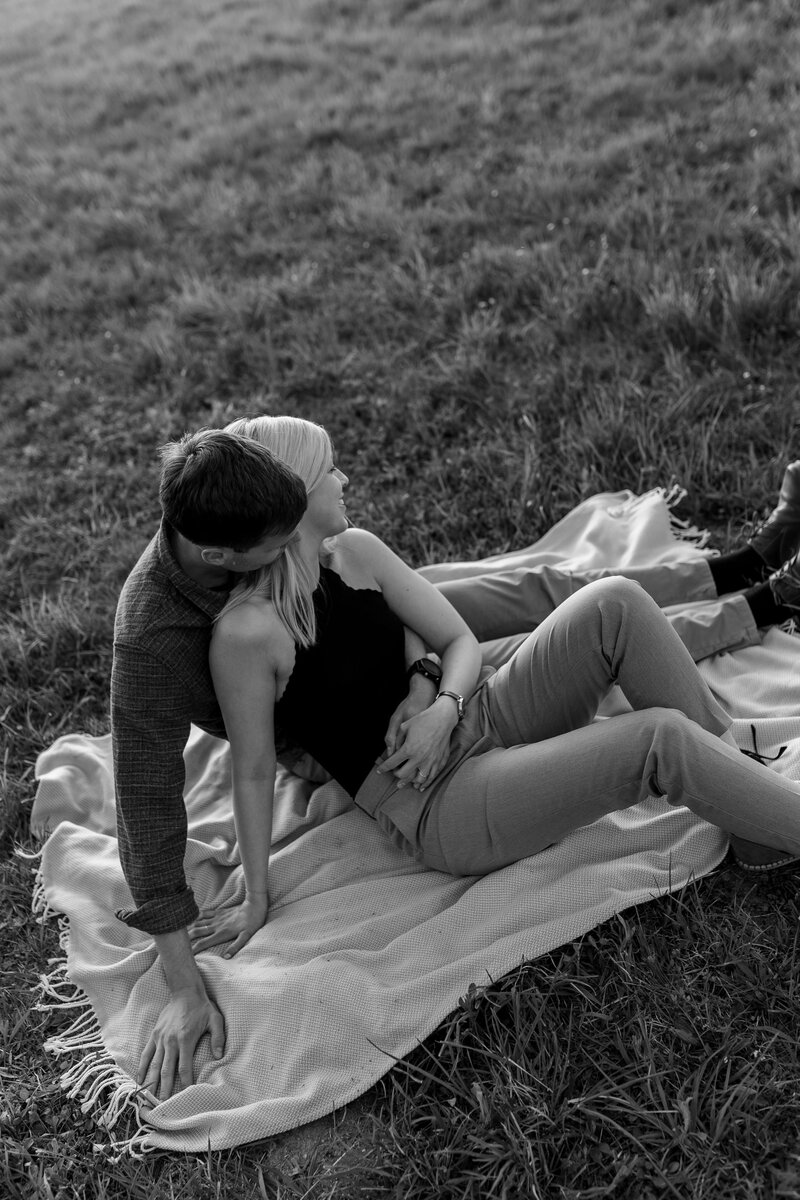 Schwarz weiss Bild von Mann und Frau auf einer Picknickdecke