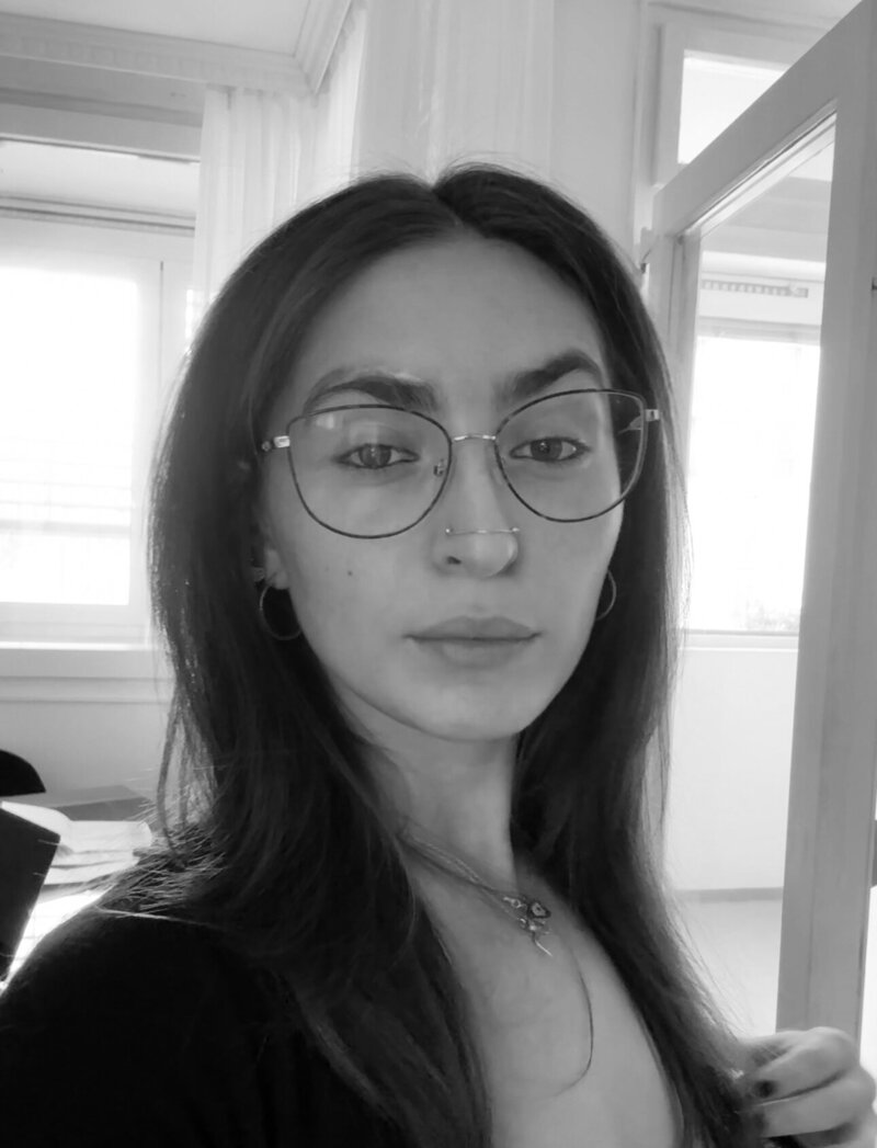 Irem Aslan, eine leidenschaftliche Designerin mit Fokus auf minimalistische und klare visuelle Identitäten, in ihrem kreativen Arbeitsumfeld. Ihr Studio verbindet Ästhetik mit Funktionalität, um starke Markenauftritte zu schaffen.