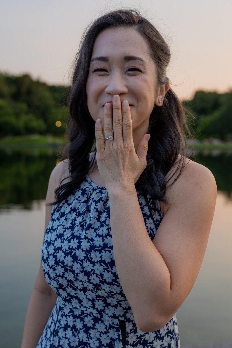 Portrait de future mariée lors de ses fiançailles au Lac des Castors de Montréal - Photographe de fiançailles Montréal