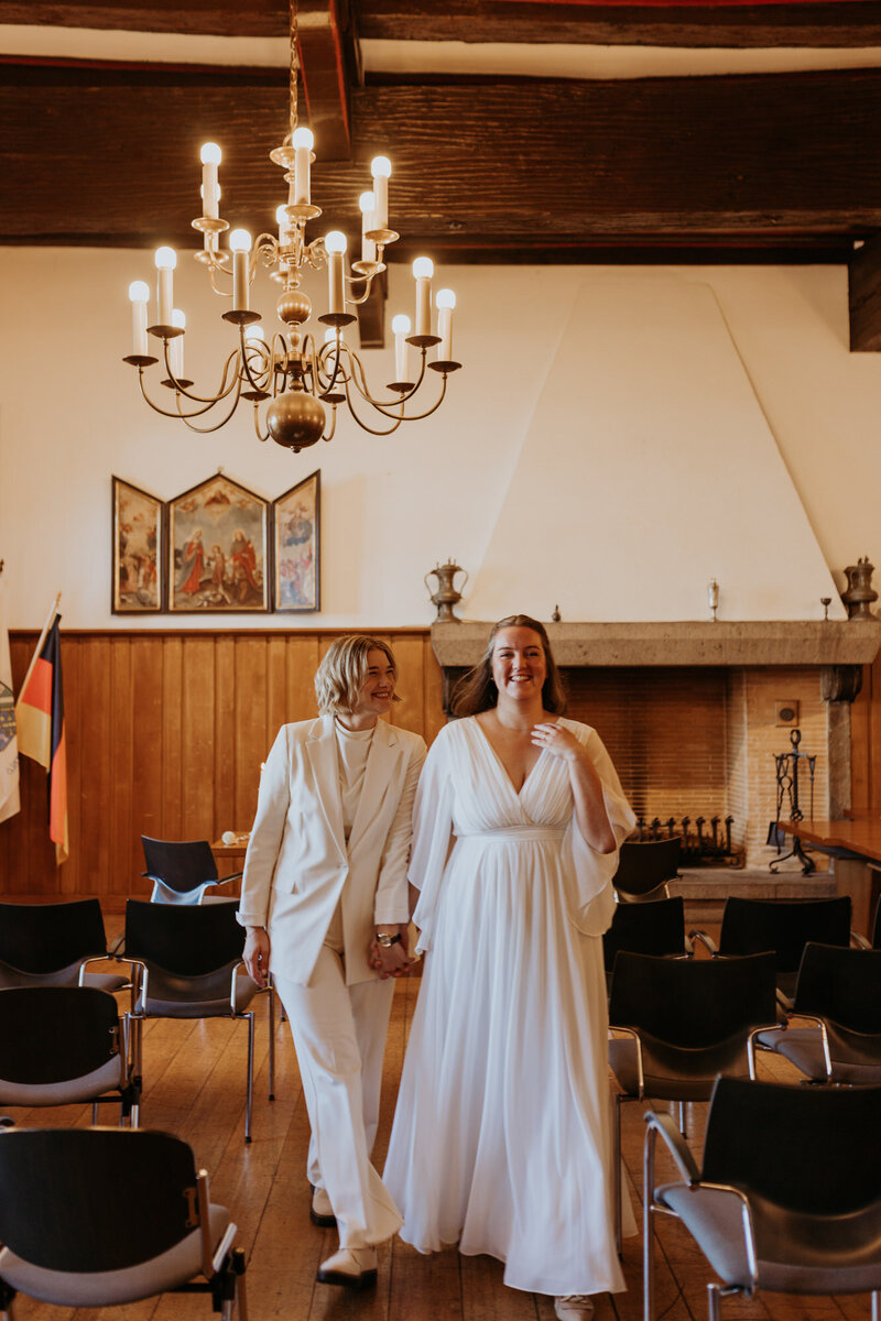 Lesbisches Hochzeitspaar im Standesamt in Linz