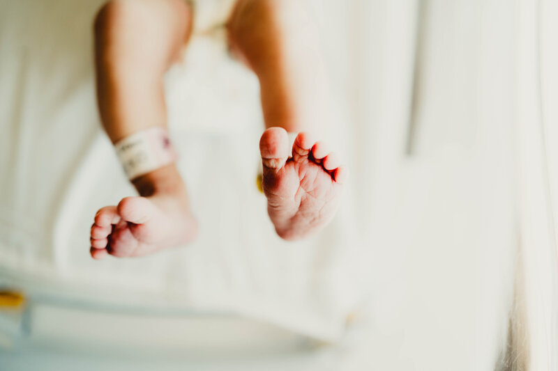 newborn baby feet in a hospital bassinet in a Watertown, Wisconsin Hospital for a Fresh 48 Session