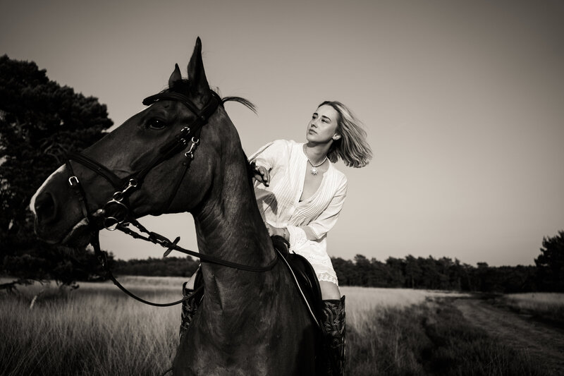 Jongen zit met zijn hond in het gras