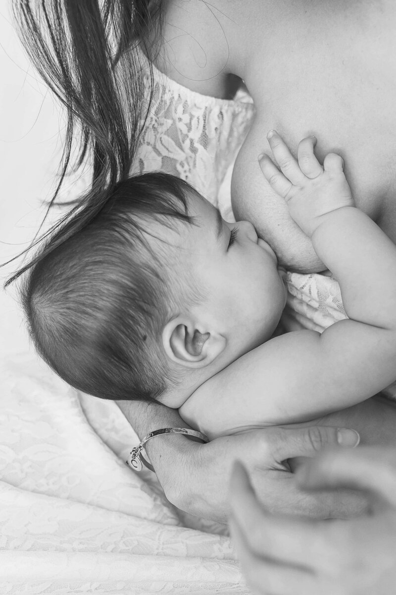 allaiter son bébé en touraine - photographe spécialisée à tours