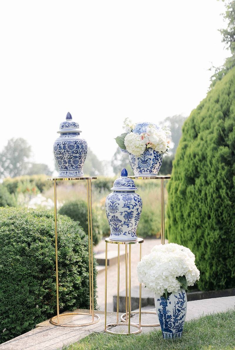 white-blue-ceremony-decor