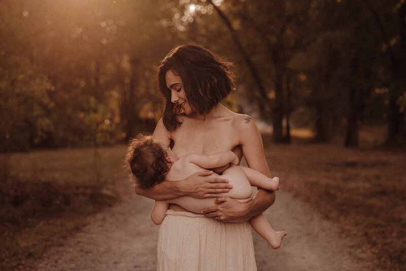 Outdoor breastfeeding Photography lifestyle portrait session