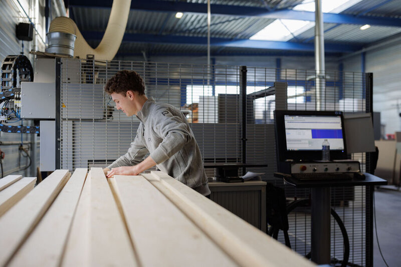 Het ruwe werk vindt hier plaats: zagen, frezen en voorbereiden met aandacht voor elk detail.