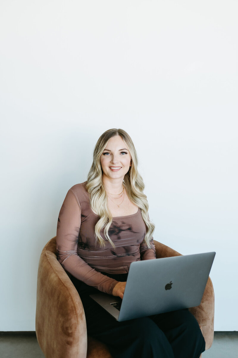 Karly Whitaker, HoneyBook Consultant offering support sessions to creative service providers.