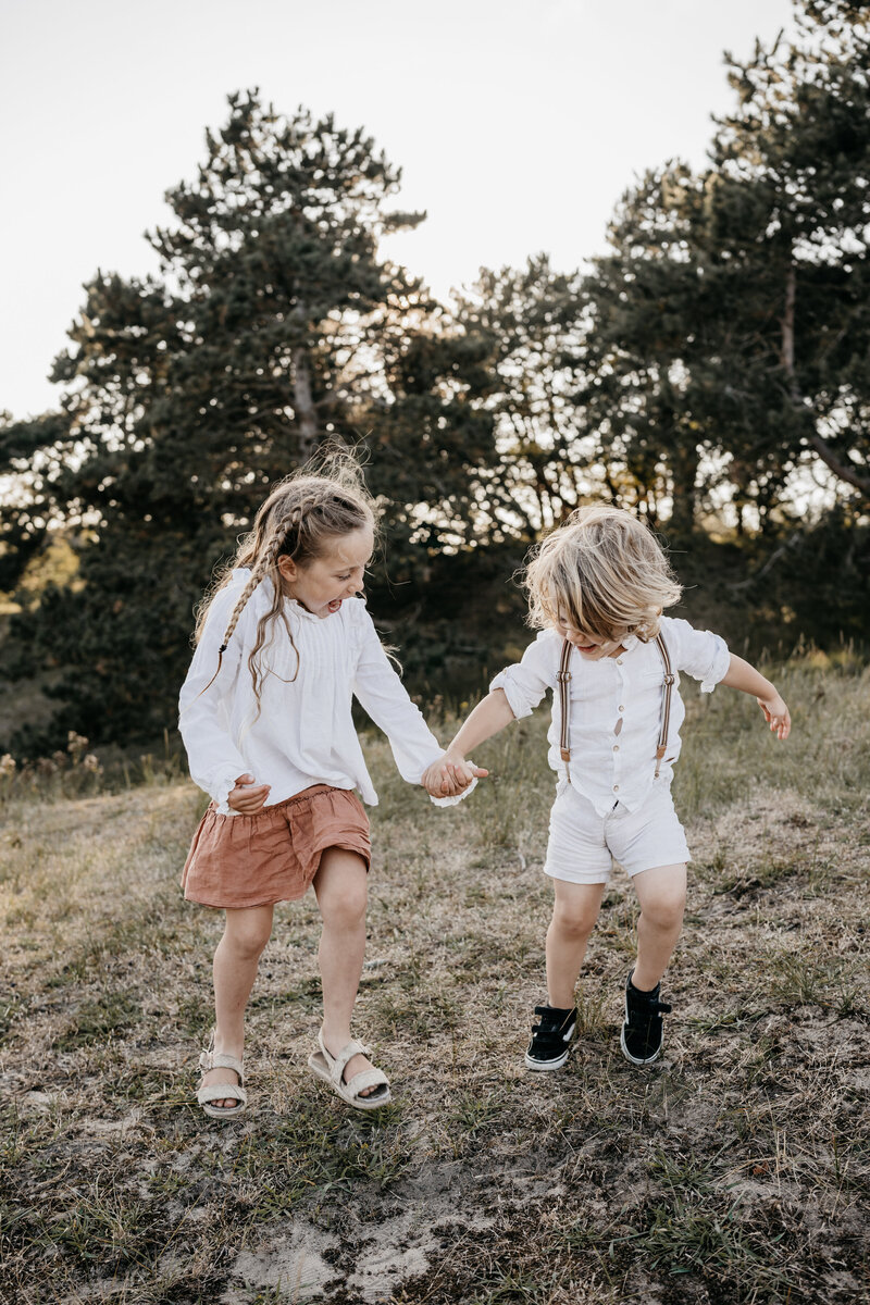 Gezin in de duinen tijdens Golden Hour.