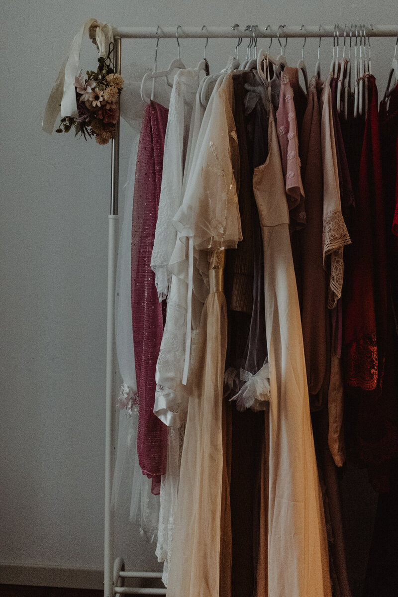 Stanza guardaroba con abiti di seta, lingerie e accessori luxury, pensata per valorizzare l’esperienza fotografica boudoir