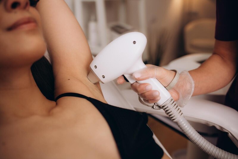 femme qui fait une épilation laser des aiselles