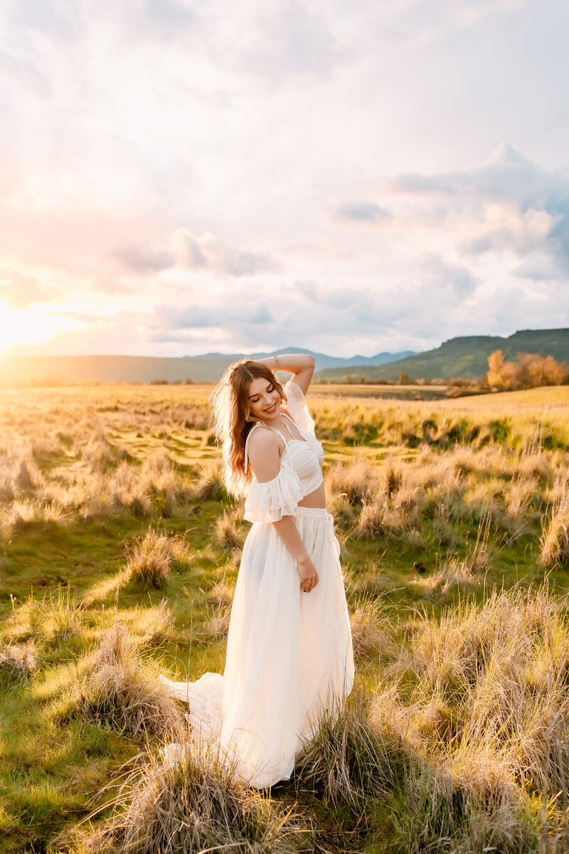 Senior Portrait in Grassy Field | Photography by Jocelyn