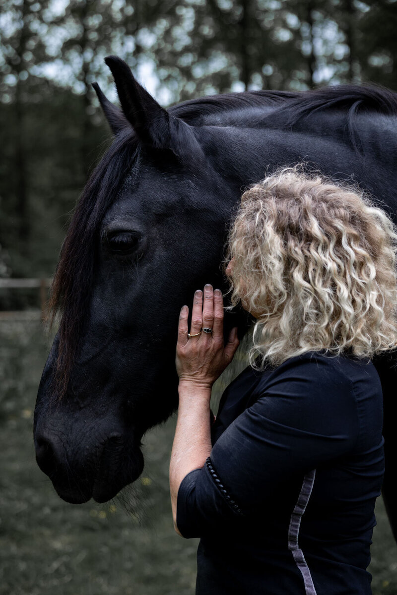Met 30 jaar werkervaring heeft Monique brede kennis en ervaring met coaching en dieren.
