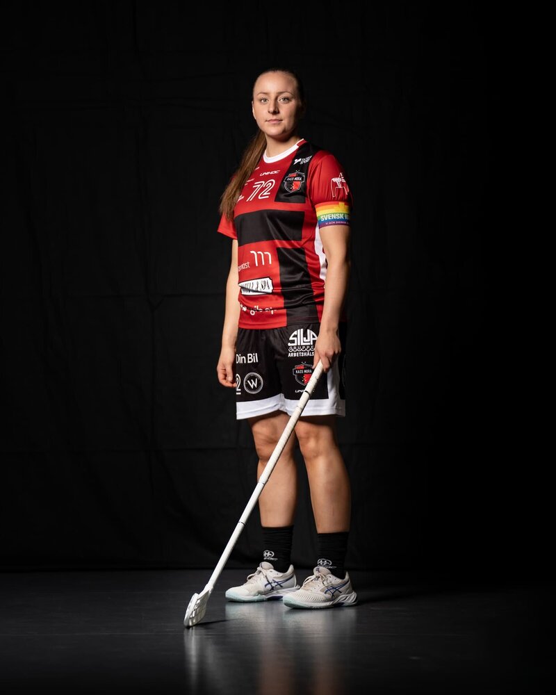 Spelarporträtt av en kapten för ett innebandylag.