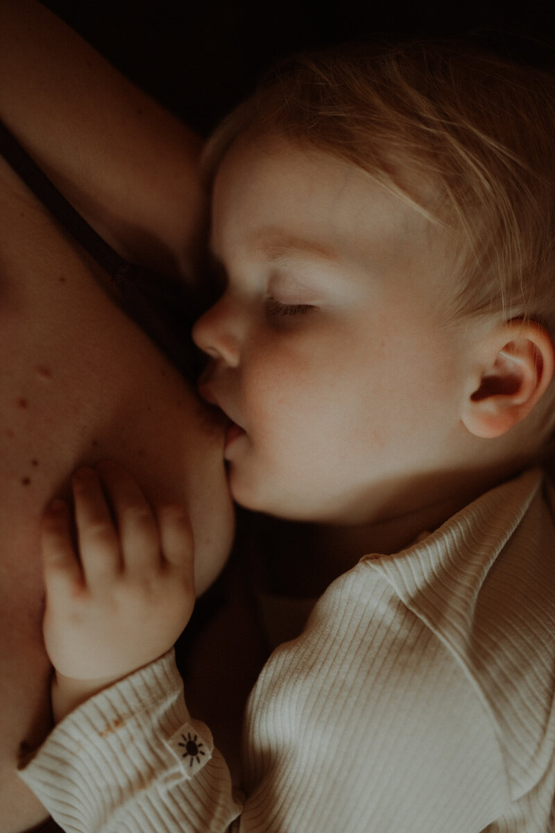 en amningsfotografering med en mamma och son
