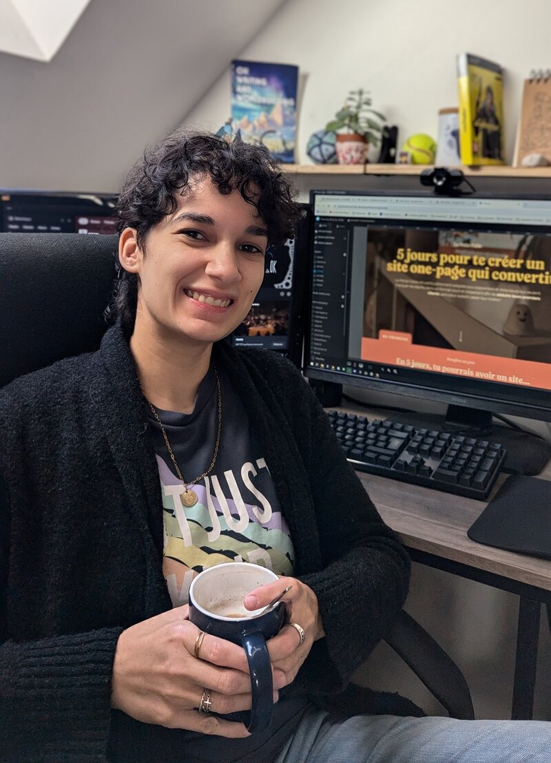 Cette photo représente Elise Féty, une webdesigner, spécialisée dans la création de site web showit à l'intention des rédacteurs, copywriters et des indépendants créatifs