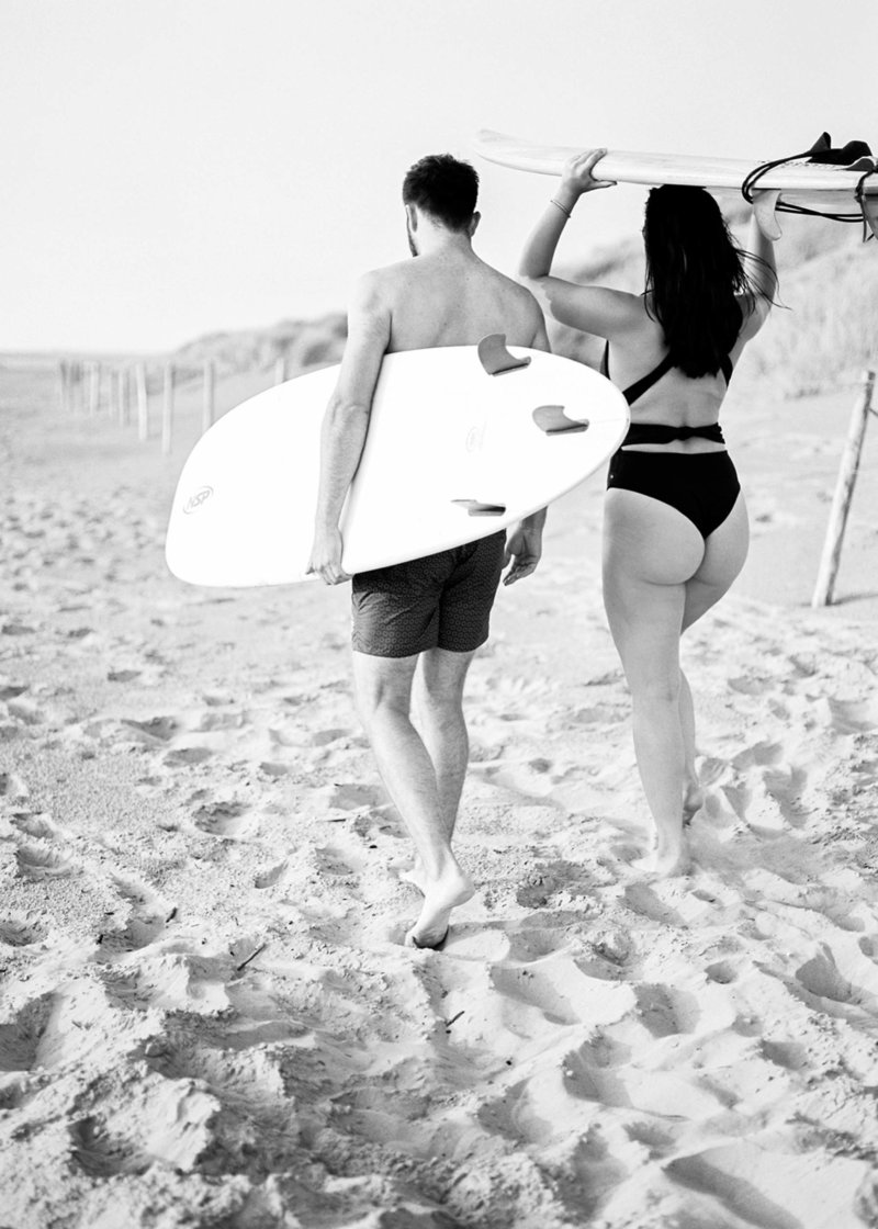 Surfer-couple-film-photography-adventurous-at-the-beach-surfs-up7