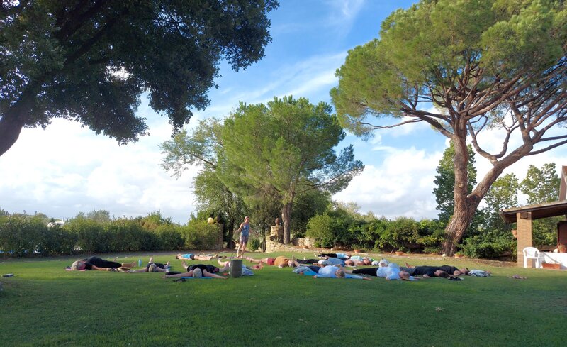 yoga su prato