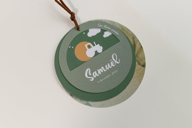 Rond-label-geboortekaartje-Samuel-met-doorkijkje-3