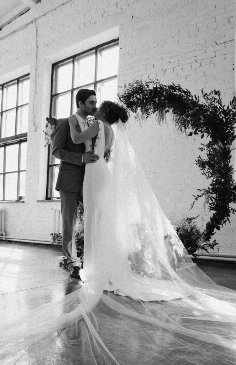 wedding-couple-kissing