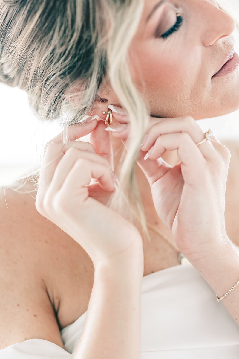 Atlanta Bridal Portrait Photographer | Bride putting on her earrings