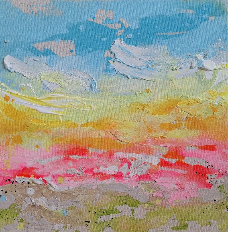 Sanfte Wolkenstrukturen, leuchtendes Pink, sattes Orange und vibrierendes Gelb tanzen wie bunte Konfettis in einem traumhaften Sommerhimmel.