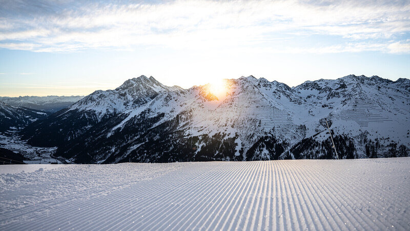 Prachtig uitzicht op de Oostenrijkse Alpen en groene weiden vlakbij Haus Arlberg.