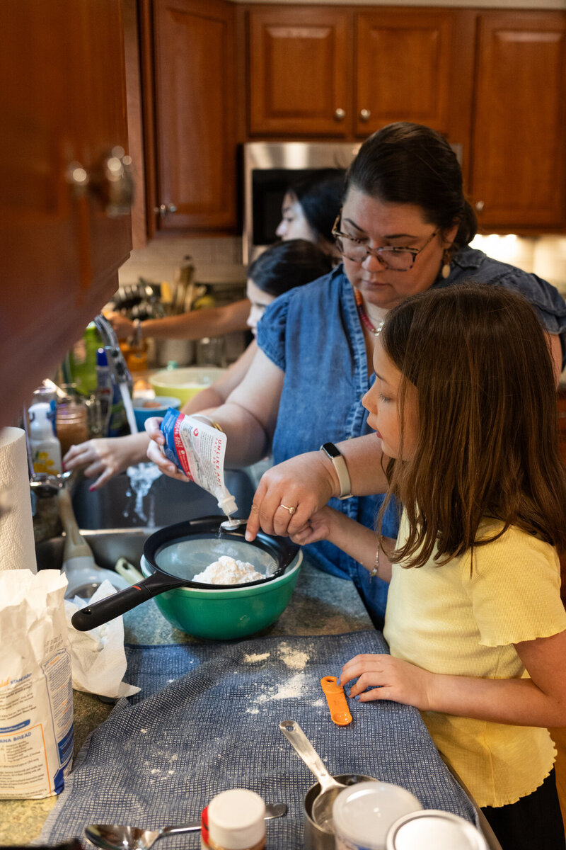 LightCreative_202407_Liz_FallBaking_RaleighDocumentaryFamilyPhotographer_003_blog
