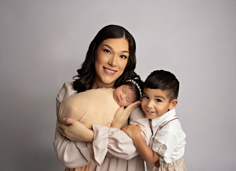 EvaMaganaPhotographynewbornsessiongirlfirstbirthdayphotographysessionstudio (2 of 11)