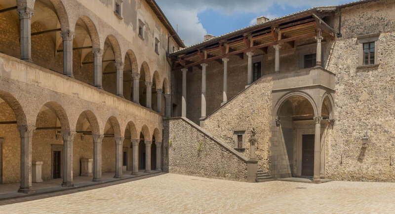 rome-wedding-venue-castello-odescalchi-courtyard