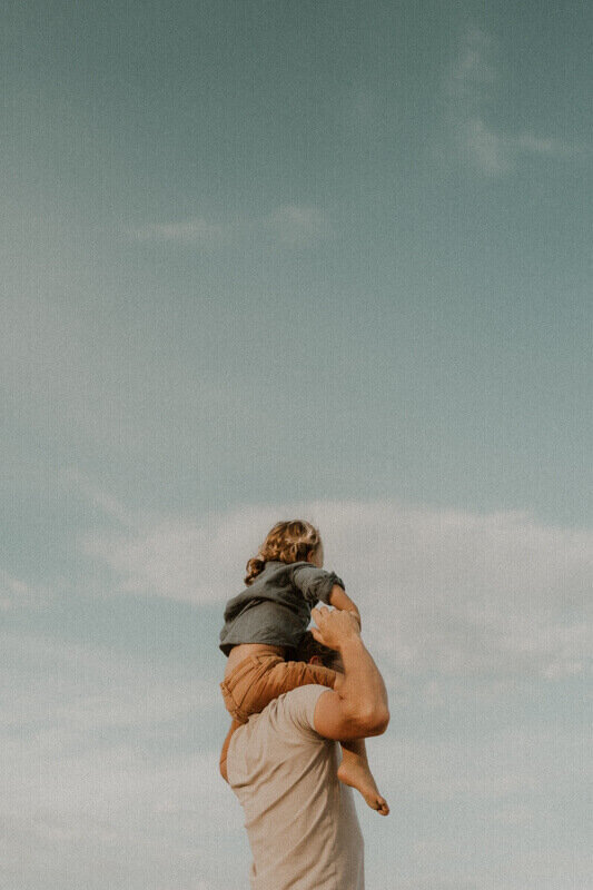 les enfants sautent et jouent en seance photo lifestyle avec marguerite photographe