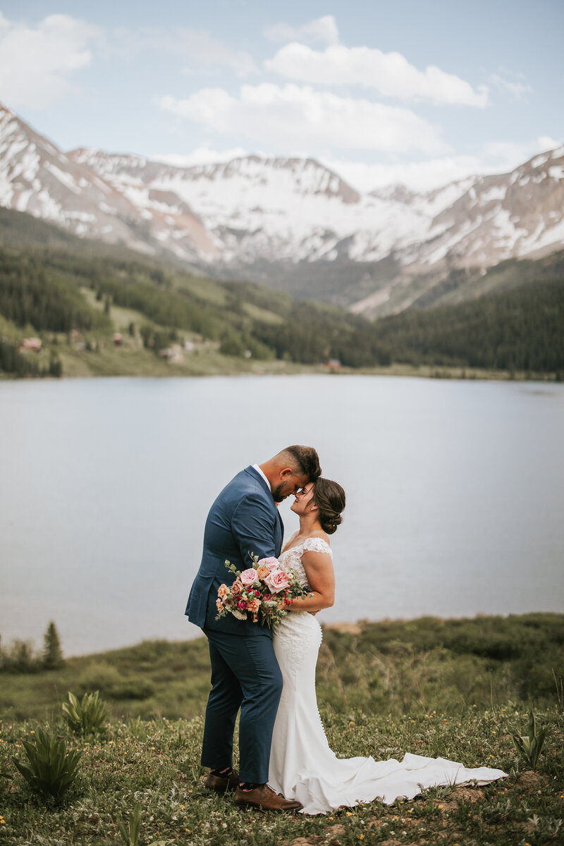 couple kissing during wedding of north georgia