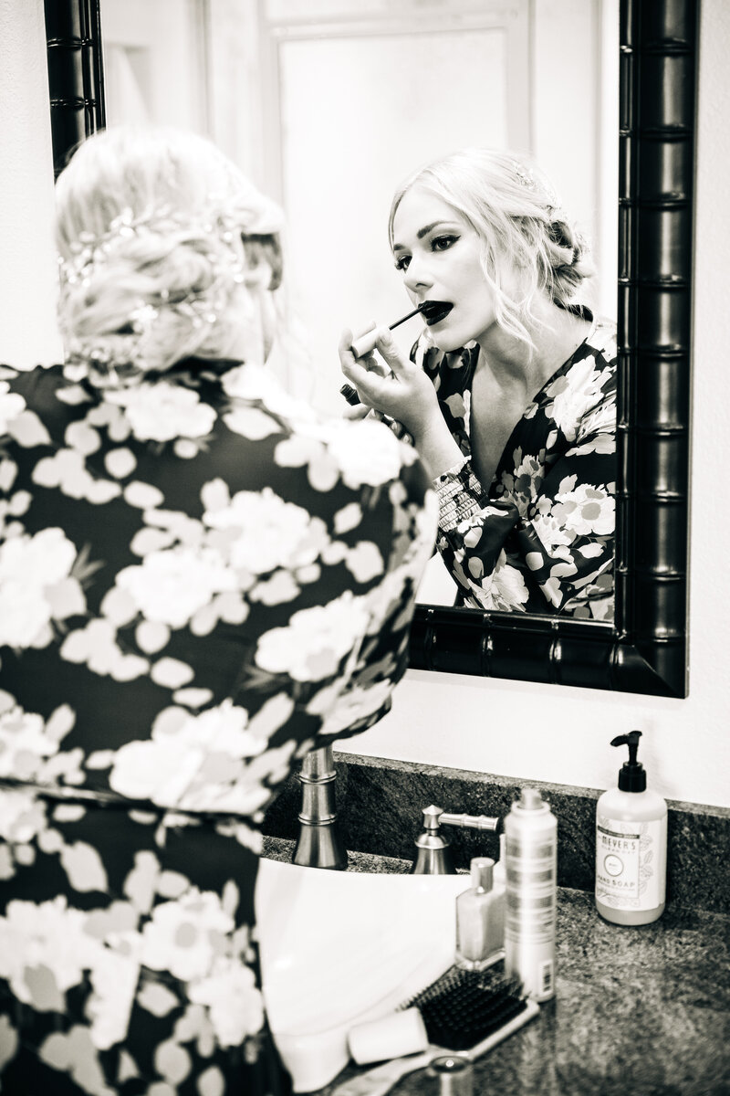 Black and white photo of Missoula bride getting ready