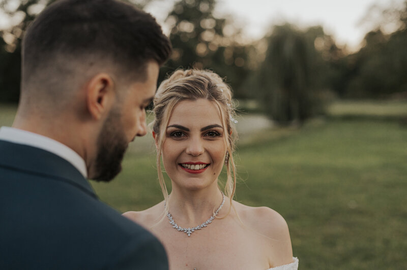 photo d'une mariée qui sourit à la caméra d'un photographe