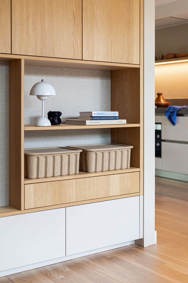 roze tegels keuken met wandplank