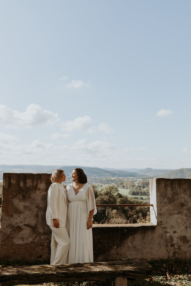 Lesbisches Hochzeitspaar auf Burg Dattenberg