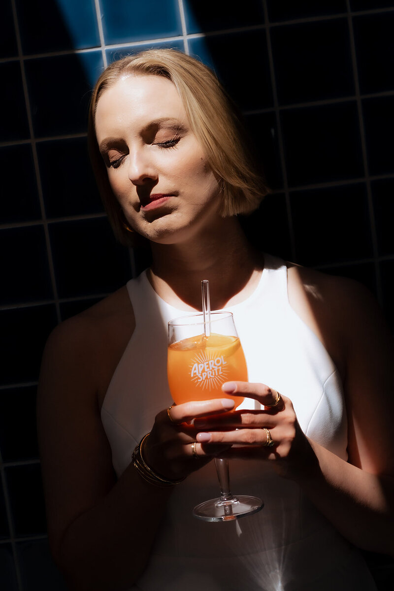 Brautpoträt in der Sonne mit Aperol Spritz in der Hand vor der Ginas Pizzeria Karlsruhe