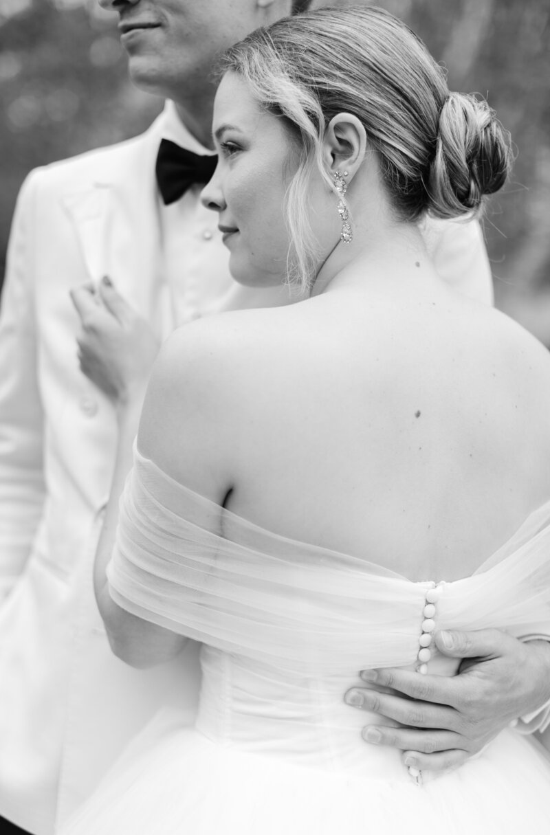 couples-portrait-detail-wedding-dress