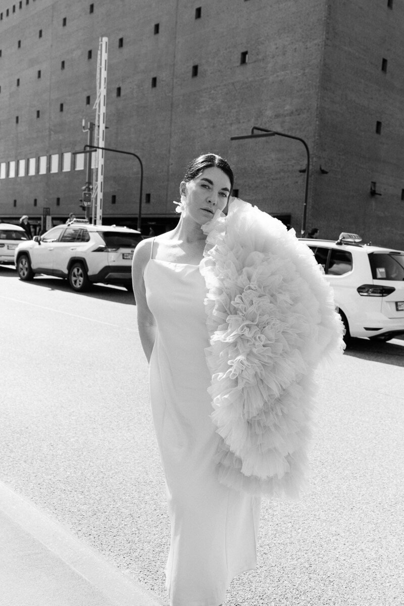 Editorial Portrait einer Braut in Schwarz-Weiß vor Hamburger Elbphilharmonie – stilvoll und emotional