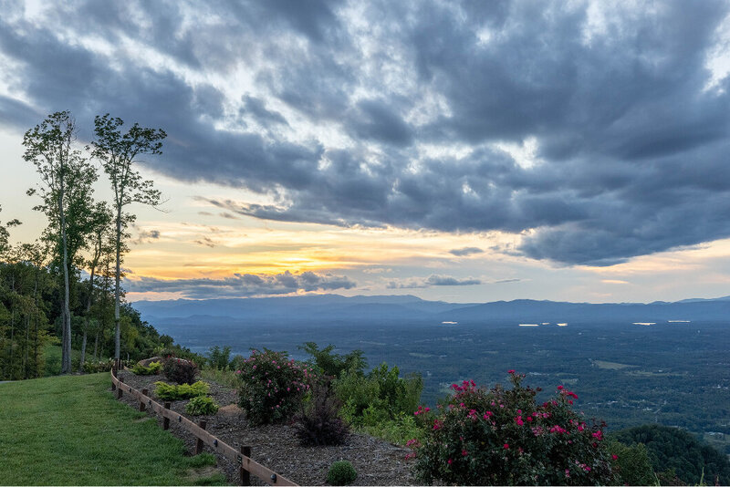 A landscape shot of the lawn at Hidden Hill Venue with a stunning view of the Blue Ridge Mountains in the distance.