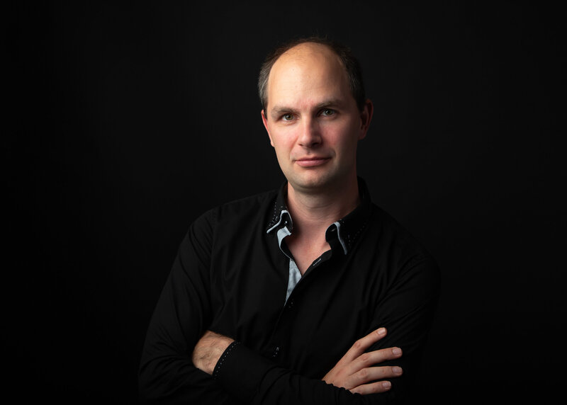 Classical pianist Robert Poortinga portrait with black background 