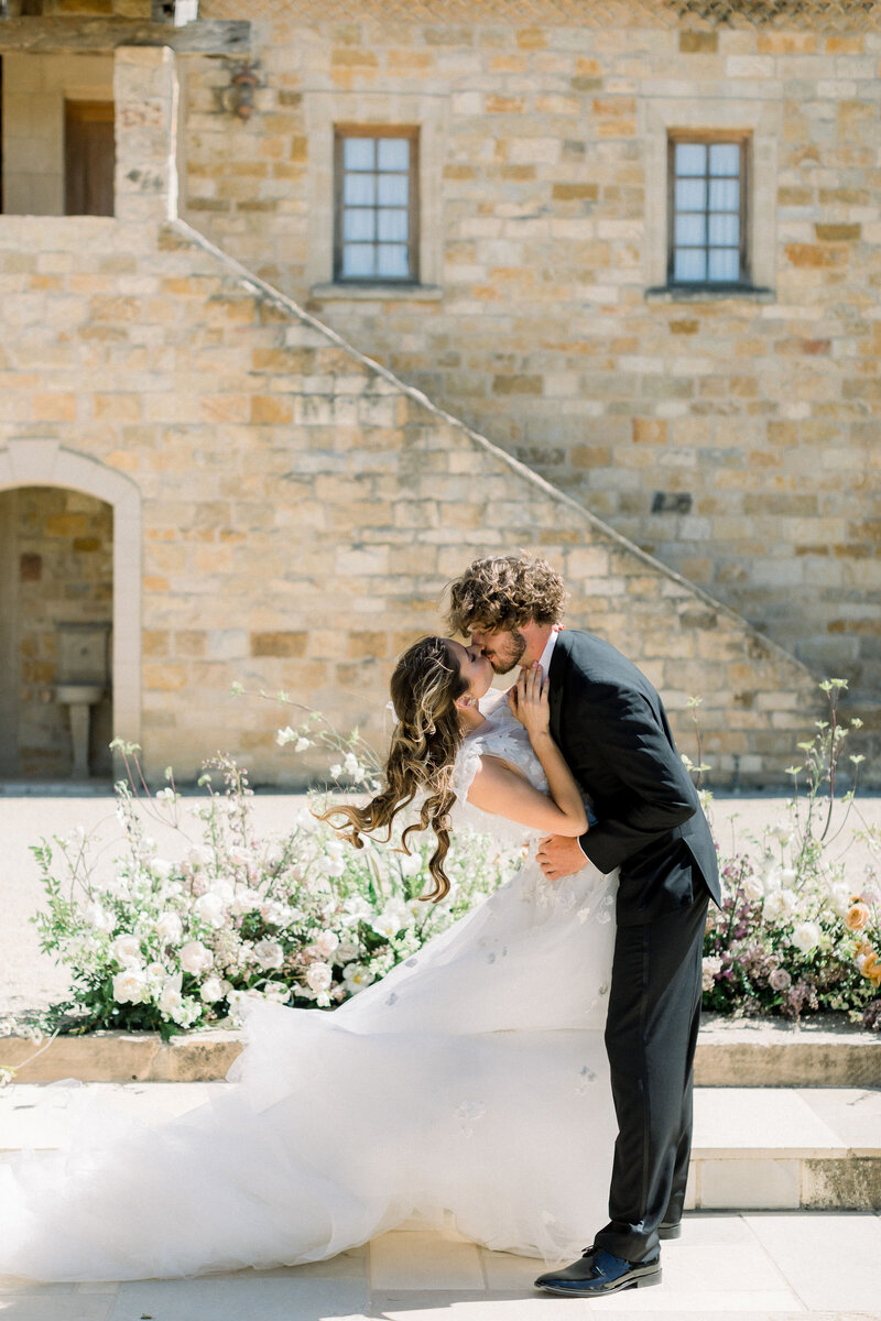 bride-and-groom-kissing-in-garden