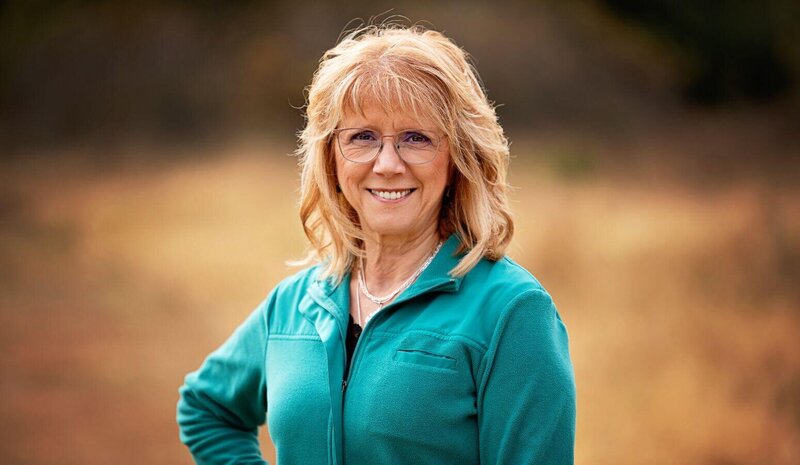 Lucie Zettel headshot, soft teal jacket