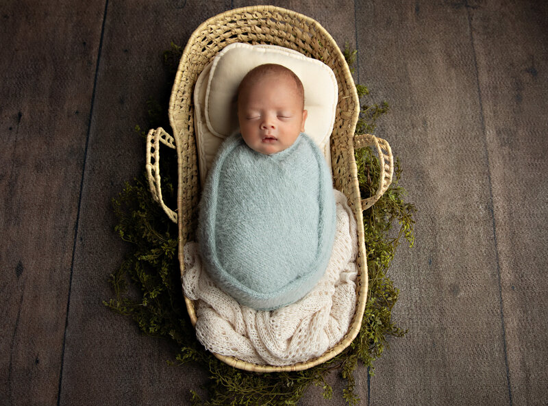 EvaMaganaPhotographynewbornsessiongirlfirstbirthdayphotographysessionstudio (3 of 4)