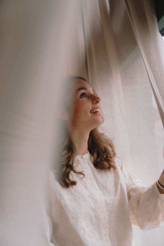 Portretfoto van Rianne, gefocust en aan het werk als Virtual Executive Assistant voor drukbezette professionals.